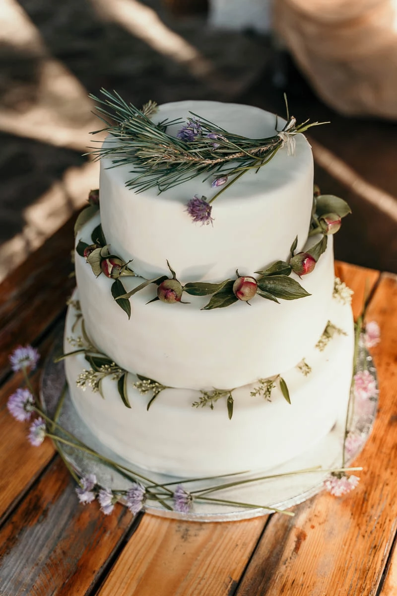 Květinová výzdoba na svatebním dortu