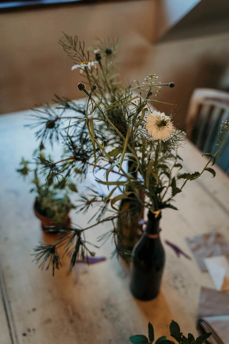 Jednoduchá květinová výzdoba na stoly