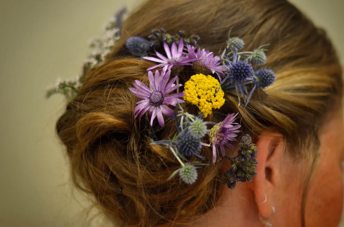 Květinová ozdoba ve vlasech nevěsty